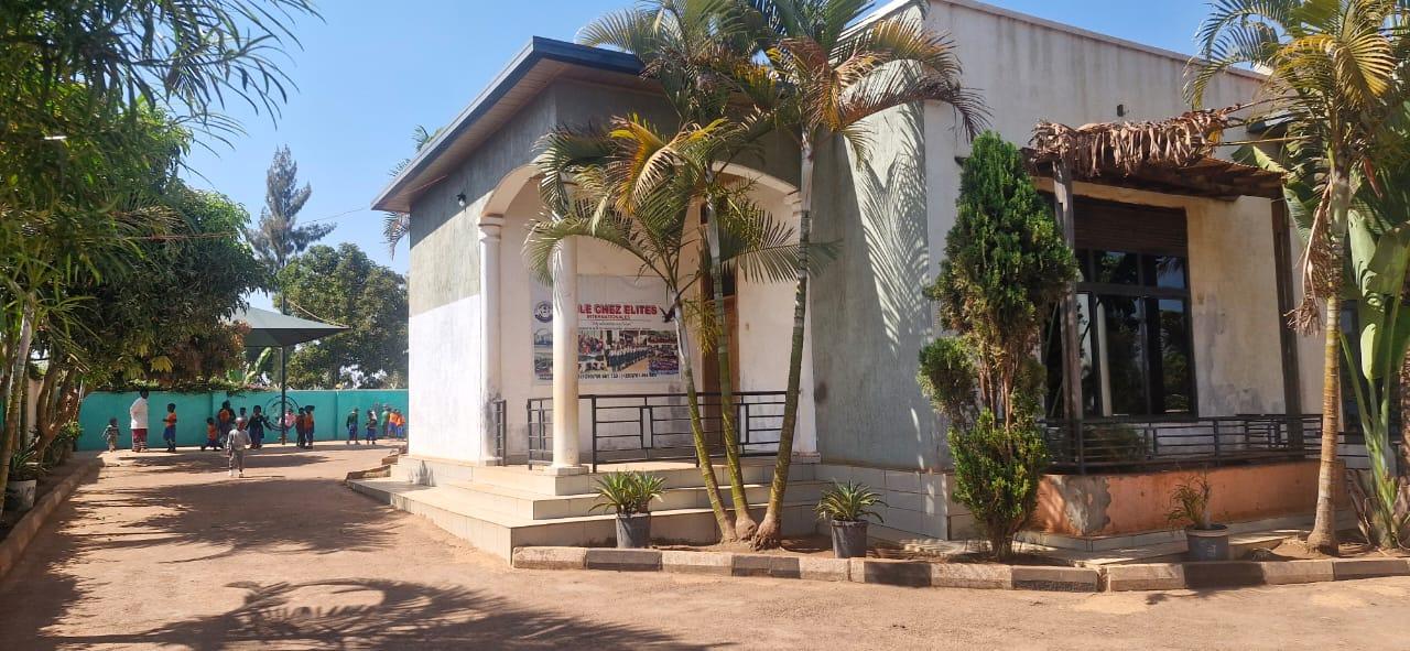 Big plot and Big house for sale in Kigali Bumbogo on main road